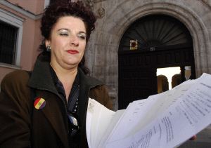 Pilar Jurado muestra las solicitudes en el Arzobispado. / M. Á. SANTOS