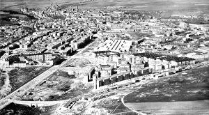Arriba, Pascual Marín se dirige al público en presencia de María Josefa Larrucea, el día de la inauguración del grupo de viviendas Larrucea (a la derecha), hacia 1955. / A. M. S.