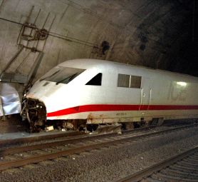 El Intercity Express, tras descarrilar en un túnel. / EFE
