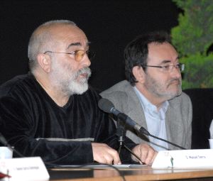 Sierra y David Celarayn, durante la charla.  / RICARDO OTAZO