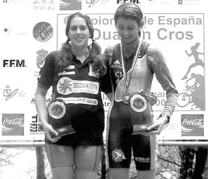 Sara Gilsanz (i), en el podio, con su trofeo. / EL NORTE