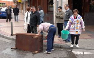 Los vecinos recogen la parrilla tras la chorizada. / R. OTAZO
