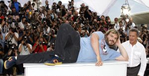 El actor Jack Black se relaja ante los fotógrafos observado de cerca por Dustin Hoffman. / REUTERS