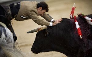 Andy Cartagena en un lance de la lidia. / BERNAT ARMANGUE-AP