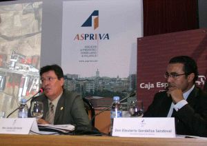 Carlos Carranza, alcalde de Zaratán, y Eleuterio Gordaliza, secretario de Aspriva. / HENAR SASTRE
