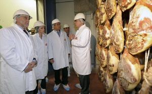 Alejo, Clemente y Puxeu, en el interior de la fábrica. / F. ORDÓÑEZ