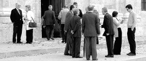 Familiares y amigos de José Luis de los Mozos a la puerta de la iglesia. / RICARDO OTAZO