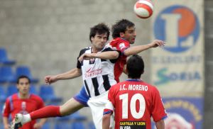 Bolo, a la derecha, trata de cabecear el balón junto a López Garai y en presencia de Moreno. / J. GARCÍA