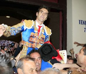 José Tomás sale a hombros de la plaza de Las Ventas. / ZIPI-EFE