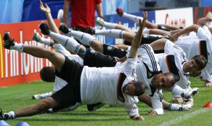 Neuville, Odonkor y Westermann efectúan ejercicios junto a sus compañeros en el entrenamiento de ayer de la selección germana. / FABRIZIO BENSCH-REUTERS