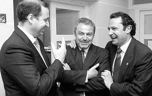 El alcalde, Pedro Arahuetes, bromea con los responsables de Isolux Corsan, Fernando Pire (a la izquierda) y Esteban Jiménez (en el centro) antes de presentar el proyecto. / A. DE TORRE