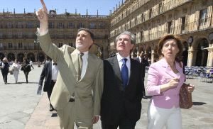 El delegado del Gobierno, Miguel Alejo; el ministro de Cultura, César Antonio Molina, y la consejera, María José Salgueiro. / J. M. GARCÍA-EFE