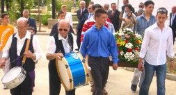 Jóvenes de San Román de la Cuba portan la talla de San Juan en una pasada procesión en honor al santo. / EL NORTE