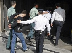 Los presuntos pederastas Eduardo S. M. y José G. C. son conducidos al interior de los juzgados. / EFE-F.A.