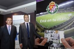 Ángel Rodríguez, de Caja Duero, y Carlos Suárez, junto al cartel de la campaña./ MIGUEL ÁNGEL SANTOS