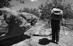 Extrañas figuras talladas en la roca y conocidas como las Figuras de Tomé en el sendero circular señalizado de El Peñasco. /JAVIER PRIETO