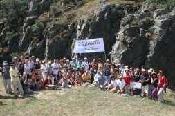 Grupo de personas que participaron ayer en la marcha contra el embalse de Guijasalbas, delante de La Risca, donde iría ubicada la presa del pantano. / A. TANARRO