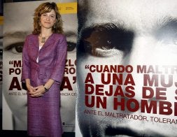 Bibiana Aído, delante del cartel de la campaña. / GUSTAVO CUWEVAS-EFE