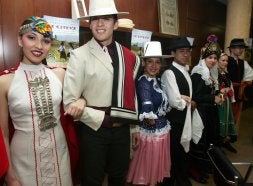 Representantes de los grupos participantes en el festival, durante la presentación. / A. DE TORRE