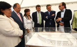 Mateos atiende a las explicaciones del arquitecto ante la maqueta del nuevo conservatorio./ V. F