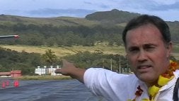 Sixto Paz señala el lugar donde asegura que vio un objeto volante no identificado. /ÁNGEL DEL POZO