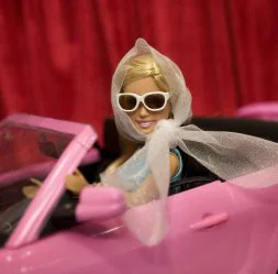 La muñeca Barbie lleva casi 50 años en el mercado.