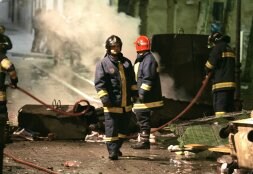 Los bomberos apagan un fuego tras un botellón en el 2006. / EL NORTE