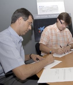 Momento de la firma del convenio con La Caixa. / NATI HERNÁNDEZ