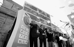 El ministro de Industria, Miguel Sebastián, aprieta el botón del mando                       gigante con el que Soria entraba en la era digital. / JULIÁN GARCÍA