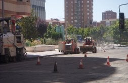 Obras de renovación del pavimento de la calle Ultramar. / R. B.