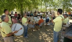 La orquesta Tucán Brass amenizó la jornada. /R. RUANO