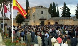 Reunión social en un típico cigarral, de estética entre rústica y conventual. / J. V. MUÑOZ