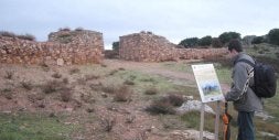 Un visitante lee uno de los paneles informativos ubicado a la entrada del castro prehistórico./ SUSANA M. MADRID