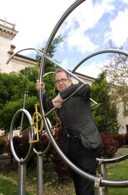 López Cerrón en el monumento a la bicicleta, en Valladolid. / M. Á.  S.
