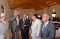 Alberto Castro examina el artesonado del edificio de usos múltiples en Olleros. / SUSANA M. MADRID