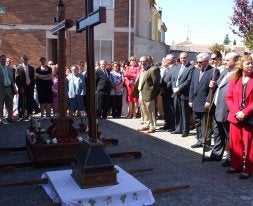 Los asistentes a la procesión observan las cruces. / J. F.
