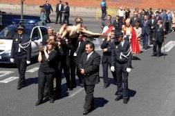 La procesión de la exaltación de la Cruz y Nuestra Señora de los Dolores, a su paso por Farnesio. / R. OTAZO
