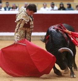 El Juli da un pase de muleta. / ABEL ALONSO-EFE