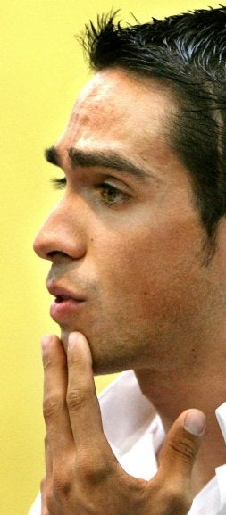 Alberto Contador, en un gesto reflexivo mientras piensa una respuesta. / EFE