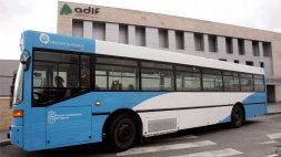 Un autobús de la línea 11, en la parada de la estación Segovia-Guiomar. / ANTONIO DE TORRE