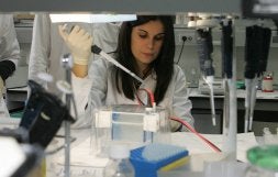 Una joven investigadora hace ensayos en uno de los laboratorios del IBGM./ HENAR SASTRE