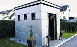 Profanación. Imagen del mausoleo familiar de los Flick, en Velden, Austria. / REUTERS