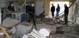 Operarios revisan los escombros de la zona afectada por la explosión de un artefacto en un repetidor de Bilbao. / TELEPRESS