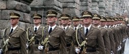 Alumnos de la Academia de Artillería se dirigen en formación hacia la Plaza Mayor, ayer, con motivo de la festividad de Santa Bárbara. / ANTONIO DE TORRE