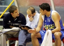 Alberto Miranda le da instrucciones a Iker Trevijano. / L. CALLEJA