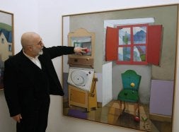Manuel Sierra muestra una de sus obras en la galería Marietta Negueruela. /MERCHE DE LA FUENTE