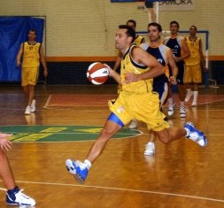 Un jugador de Ascensores Zener avanza con la pelota. / TICO LUCA