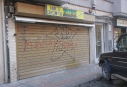 Fachada de la baguetería Arco Iris, que sufrió daños tras la pelea entre grupos radicales. / J. RUIZ