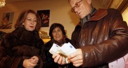 María del Pino Betegón, en el centro, entre los comerciantes Pilar Abad y Teófilo Crespo, recibe los 6.000 euros. /MERCHE DE LA FUENTE