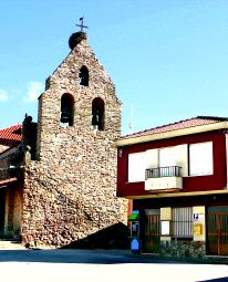 Vista de la plaza, con la iglesia y el Ayuntamiento. / EL NORTE